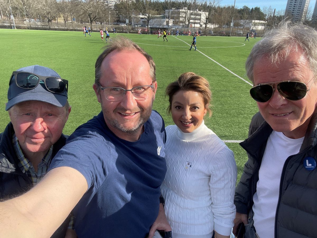 Folke Ullenius, Thomas Helleday, Susan El Hark och Hans Ahlgren på TÄBY FK damers hemmapremiär på Tibblevallen 17 april 2022