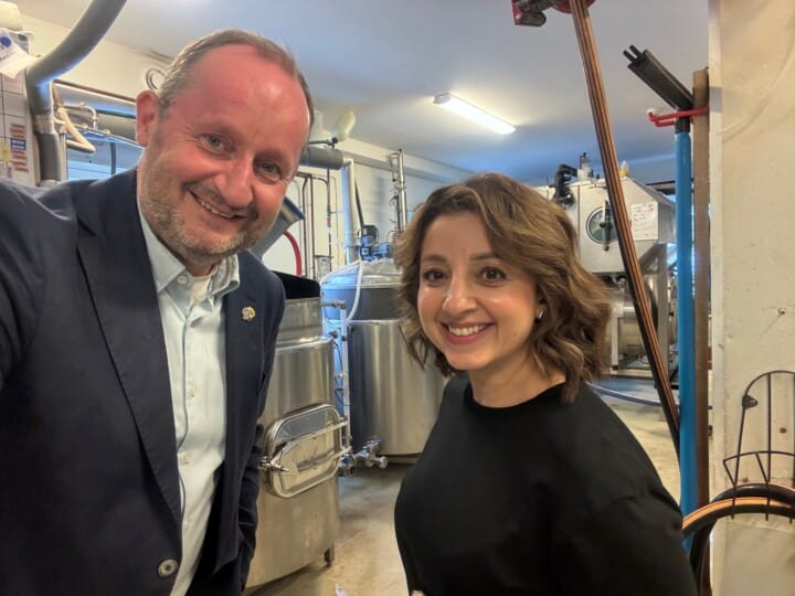 Thomas Helleday och Susan El Hark på besök hos Roslags näsby bryggeri. Gårdsförsäljning av alkohol