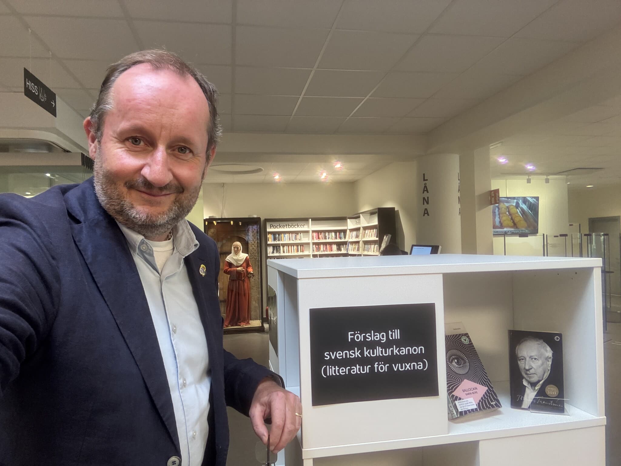 Kulturkanon i Täby bibliotek – hylla med klassiska verk