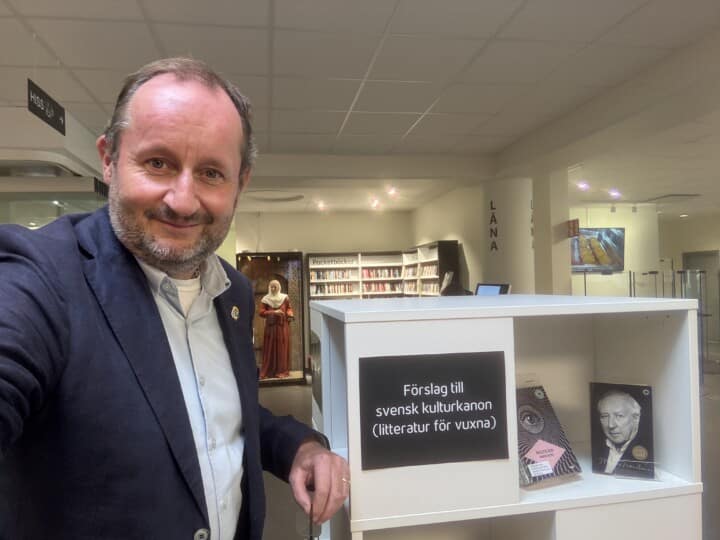 Kulturkanon i Täby bibliotek – hylla med klassiska verk