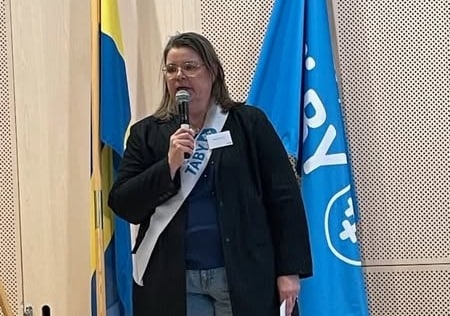 Maria Bratt (L) inviger seniordagen i Täby för den aktiva pensionären