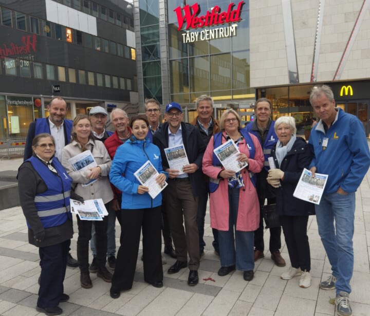 Gruppbild med arbetsmarknadsminister Johan Britz tillsammans med Liberaler på Täby Torg