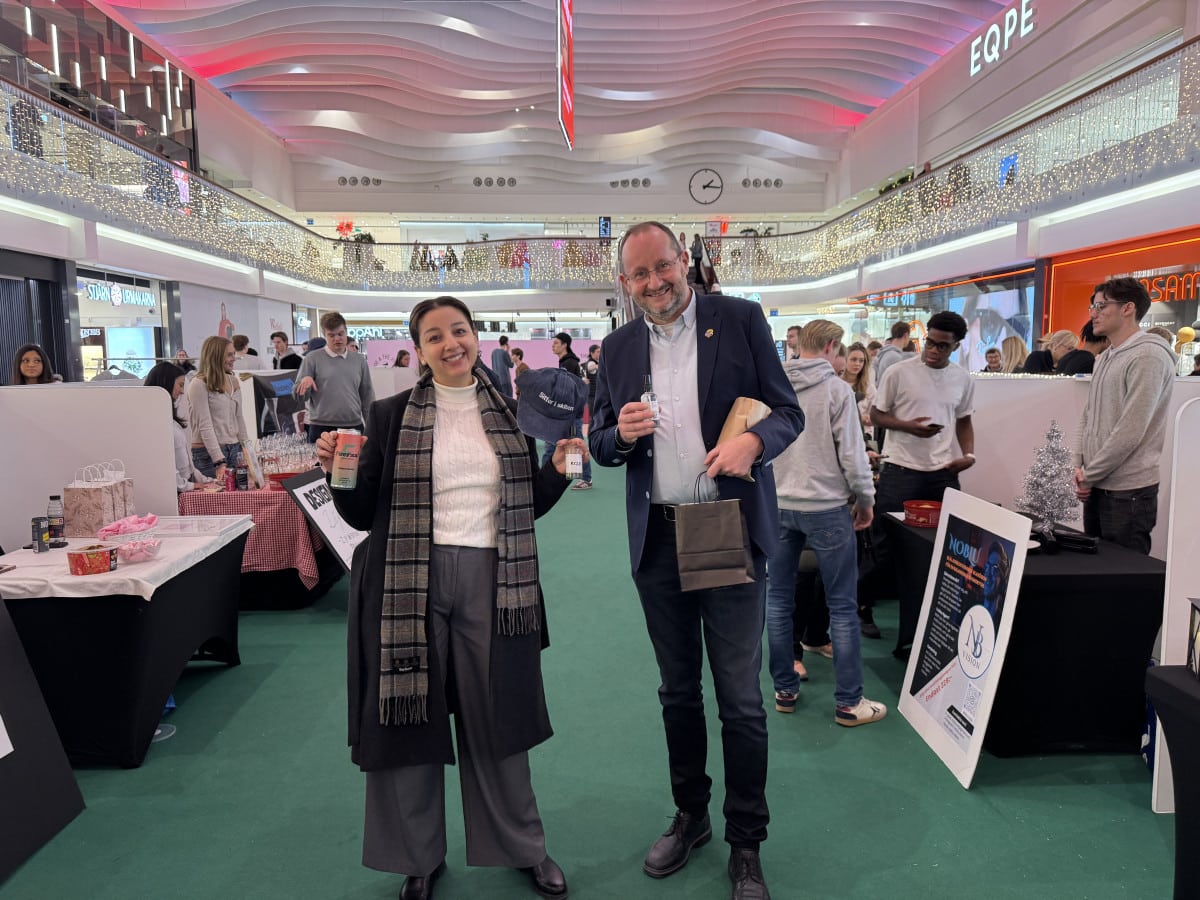 Thomas Helleday och Susan El Hark besöker UF-företag i Täby