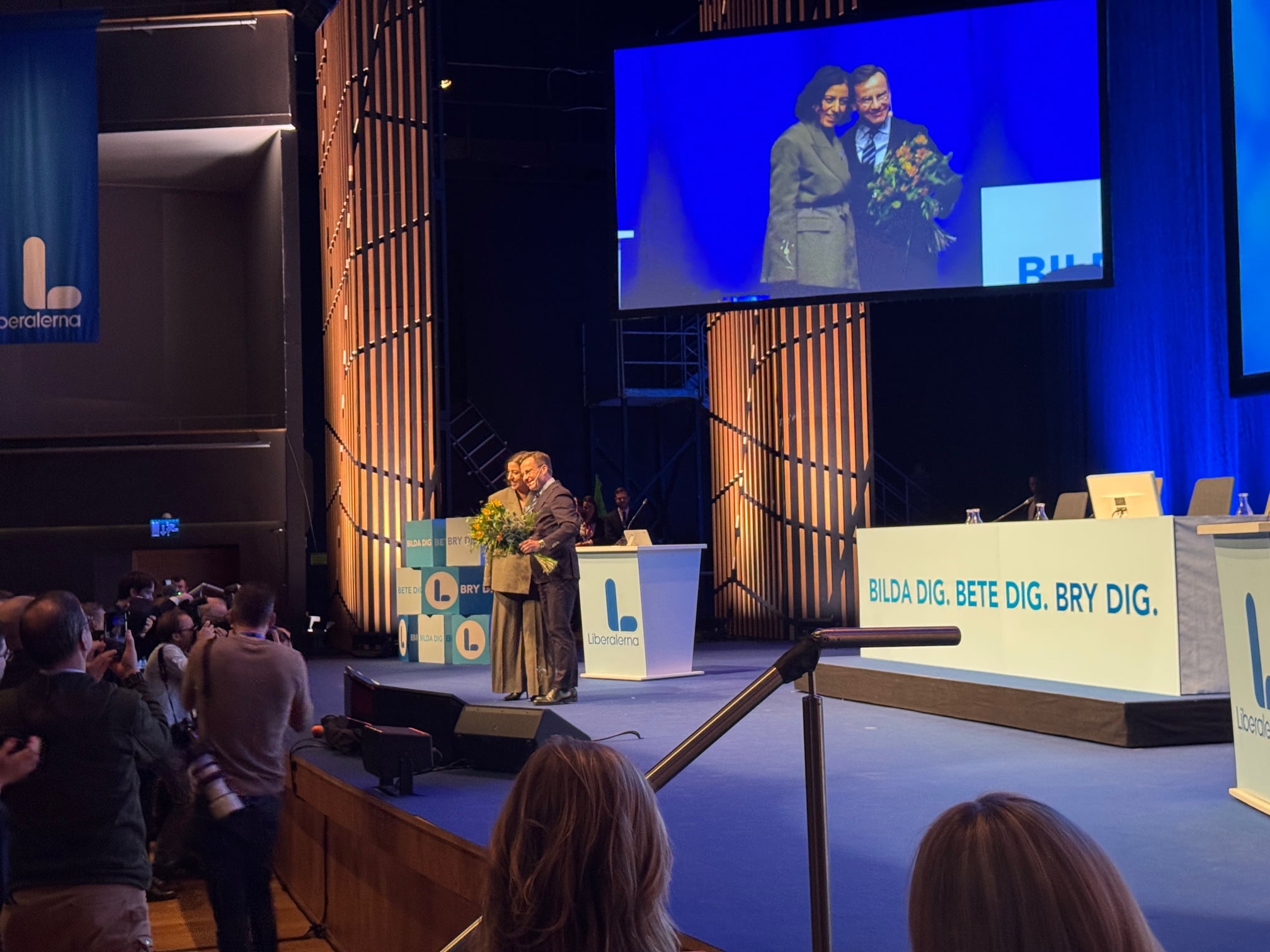 Bild på vår partiledare Simona Mohamson på stort möte