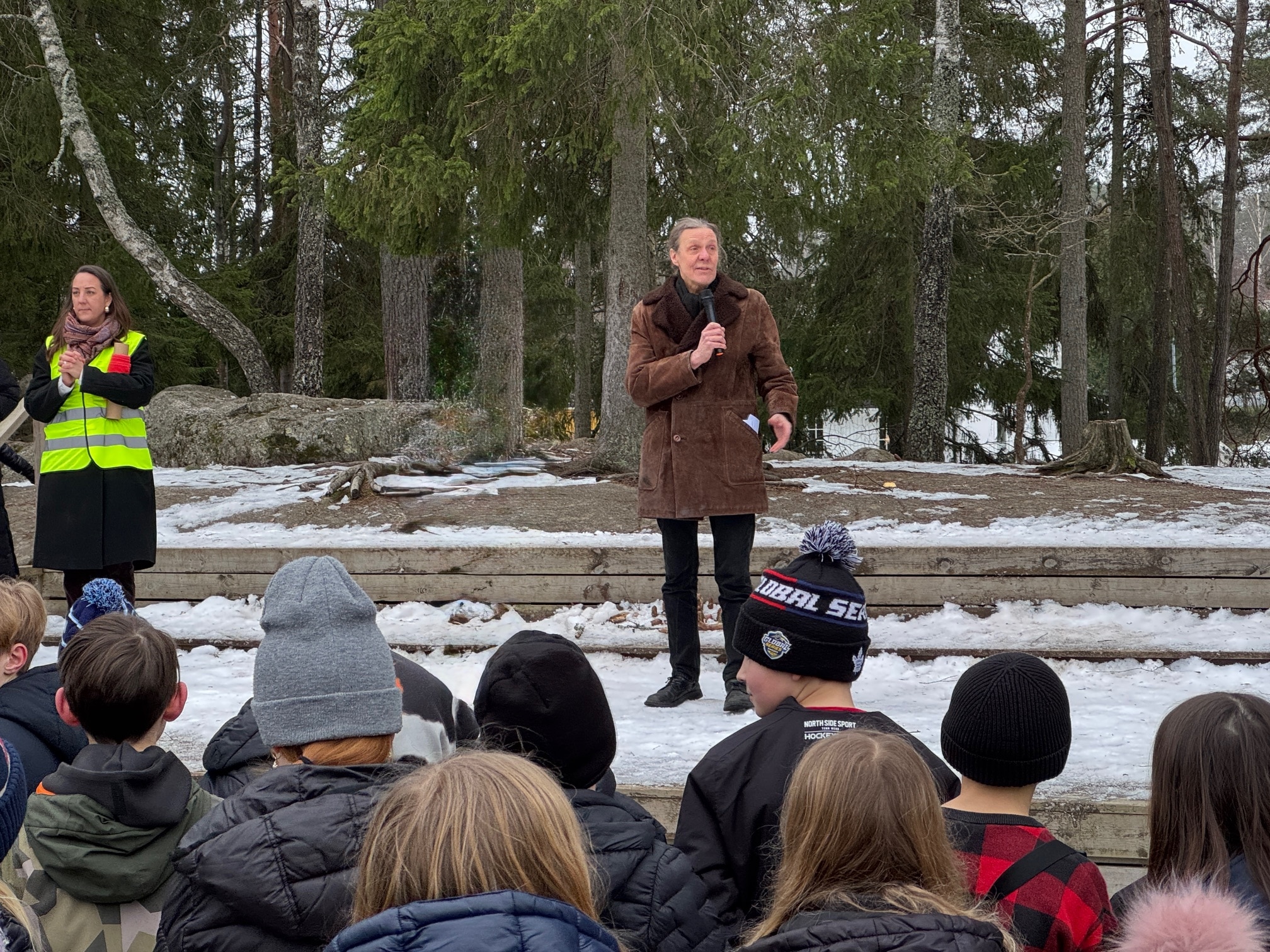 Invigning av Rösjöskolan. Petter Norrthon talar på invigningen av Rösjöskolan inför alla elever.