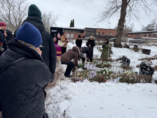 Susan lägger blommor på Fadimes grav. Hon dog 2002 pga hedersförtryck och hedersvåld