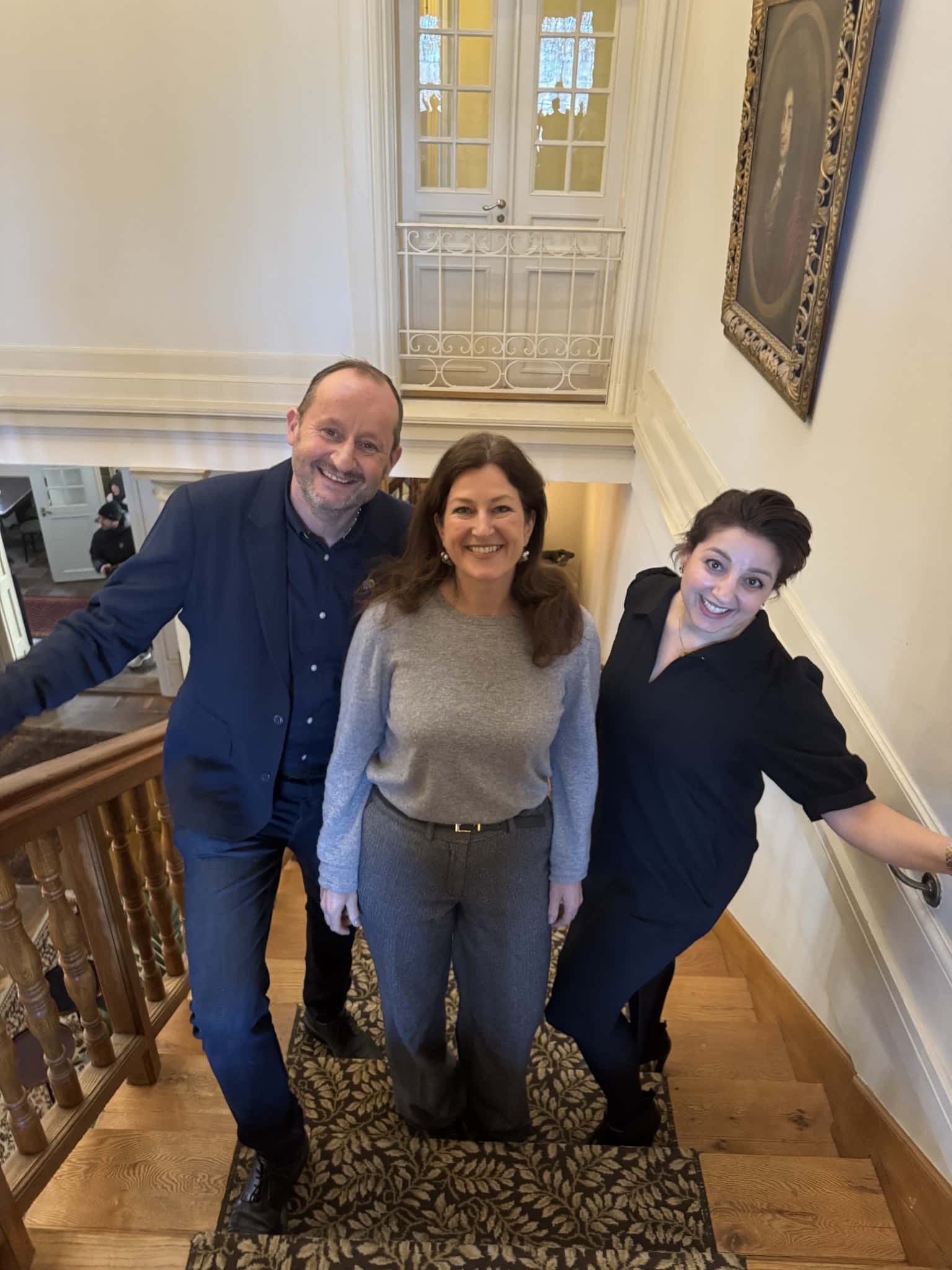 Bild på Thomas Helleday. Amelie Tarschys Ingre och Susan El Hark på Liberalerna i Täbys årsmöte