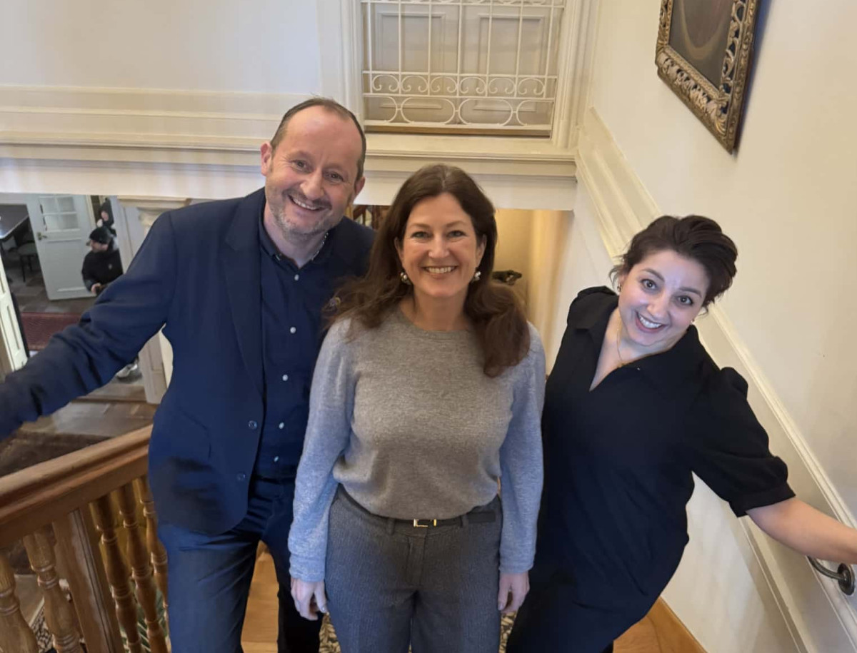 Bild på Thomas Helleday. Amelie Tarschys Ingre och Susan El Hark på Liberalerna i Täbys årsmöte