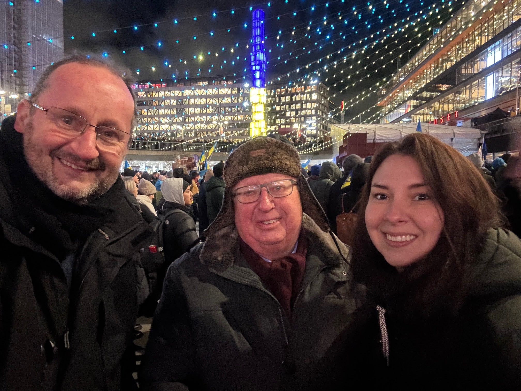 Några av de från liberalerna i Täby som deltog i manifestationen för Ukraina på årsdagen på Sergels torg: Thomas Helleday, Leif Odselius och Anne-lie Kring