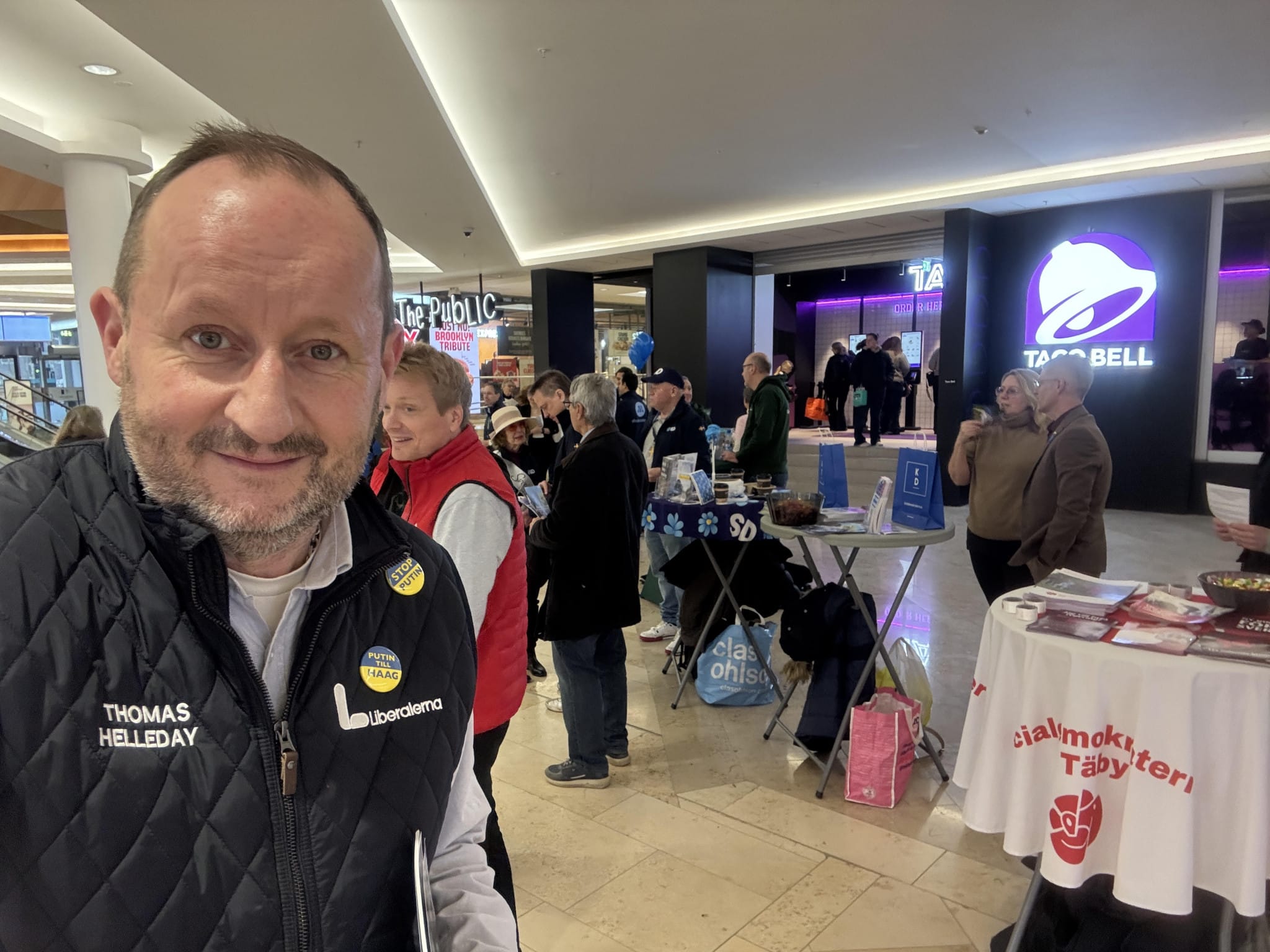 Thomas Helleday från Liberalerna möter väljare tillsammans med övriga partier i Täby Centrum