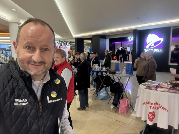 Thomas Helleday från Liberalerna möter väljare tillsammans med övriga partier i Täby Centrum