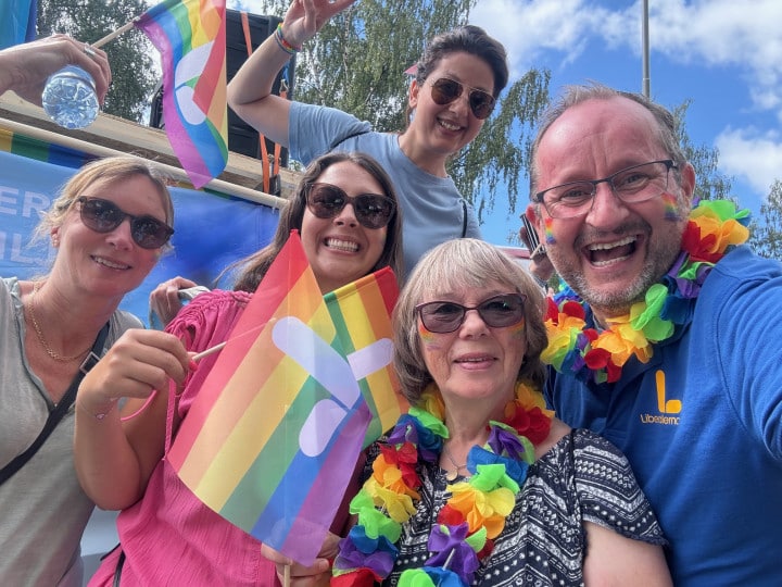 Libberalerna i Täby deltar varje år i Pride-paraden.