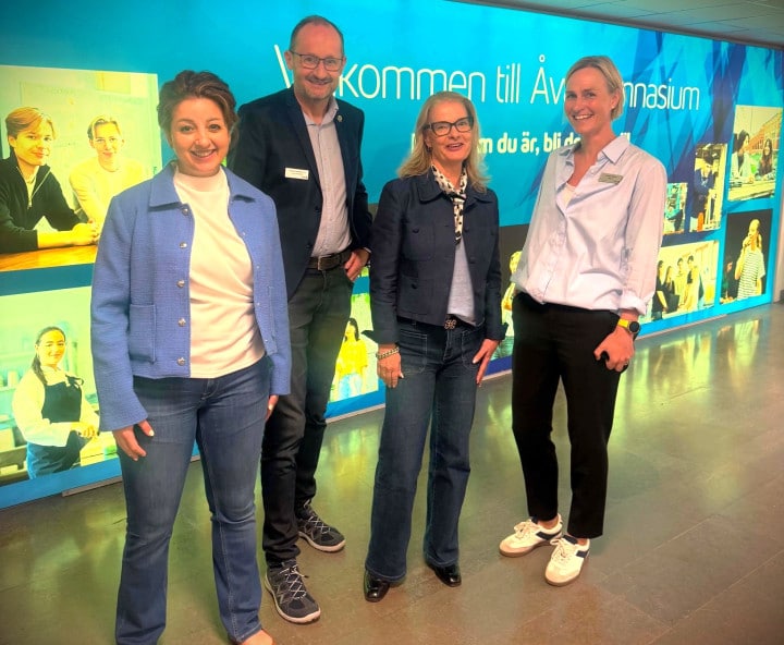 Bild på Täbys kommunalråd Susan El Hark och Thomas Helleday, gymnasieminister Lotta Edholm och Åva gymnasiums rektor Annika Westin
