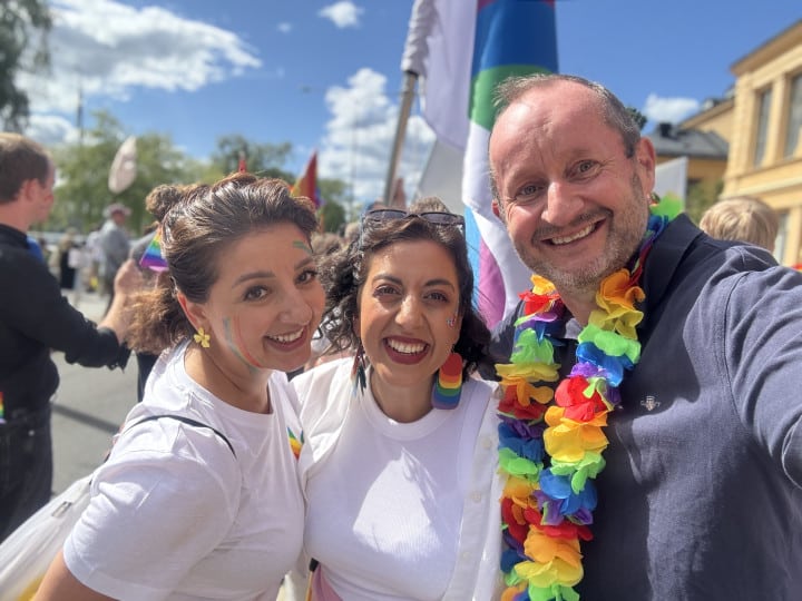 Täbyliberalerna Susan El Hark och Thomas Helleday gick pride tillsammans med Simona idag